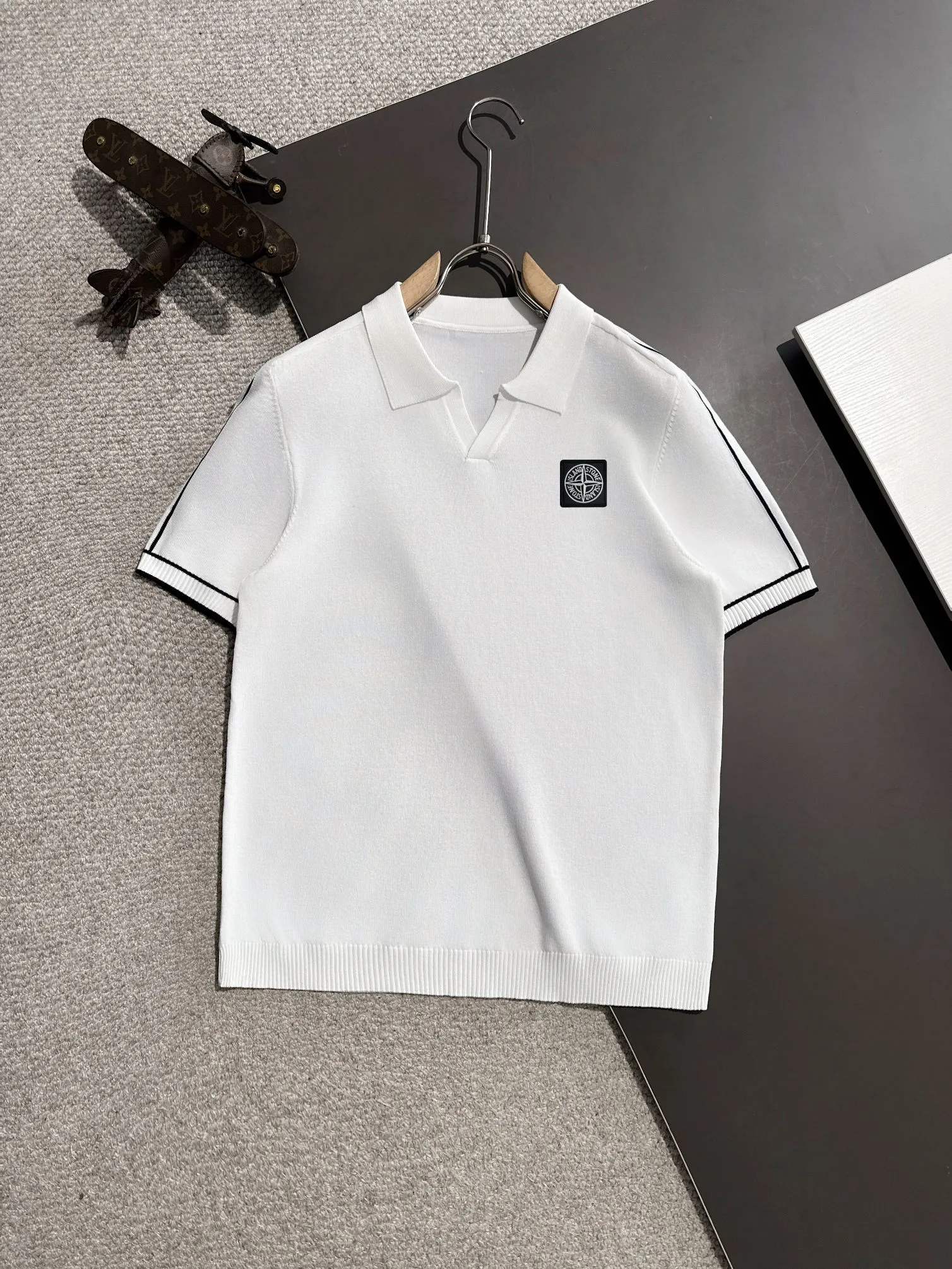 🅿️320 shipped next day, high quality Stone Island 2025 spring and summer new men's lapel short-sleeved T-shirt. Made of combed cotton yarn knitted cotton fabric, pure cotton high-weight special yarn, it feels full when weighed, and the upper body is more textured than ordinary T-shirts. This texture can cope with the weather easily and is suitable for both hot and cold! The pattern on the chest adopts three-dimensional embroidery technology, and is perfectly produced stitch by stitch with reference to the original version! Loose fit design, looks noble. Size: M to XXXL
